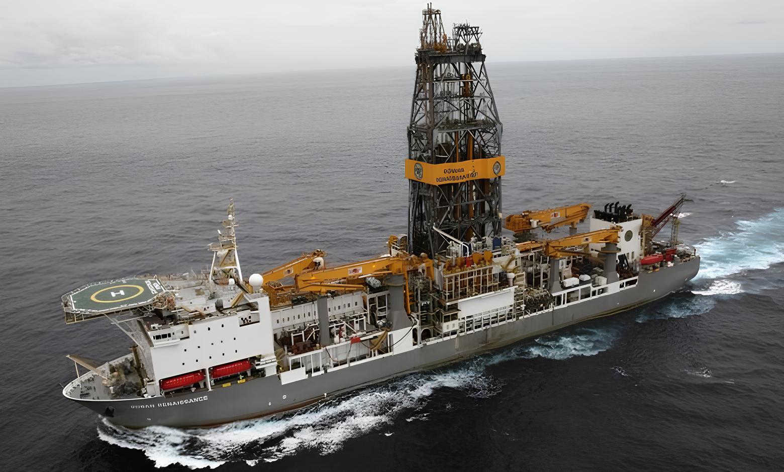 Um colosso flutuante de 228 metros: o navio-sonda que desafia o fundo do mar brasileiro com perfurações de até 12 mil metros no pré-sal