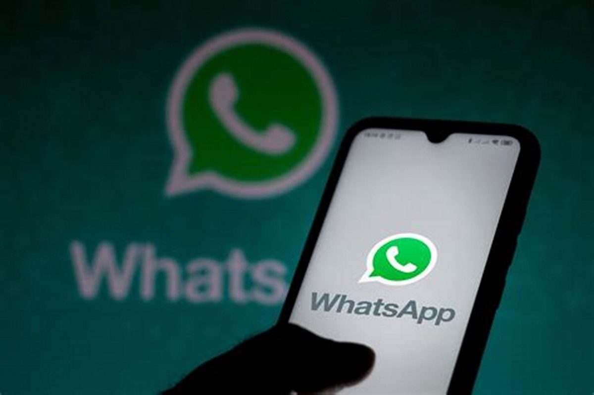 Tela de smartphone exibindo o logotipo do WhatsApp em destaque
