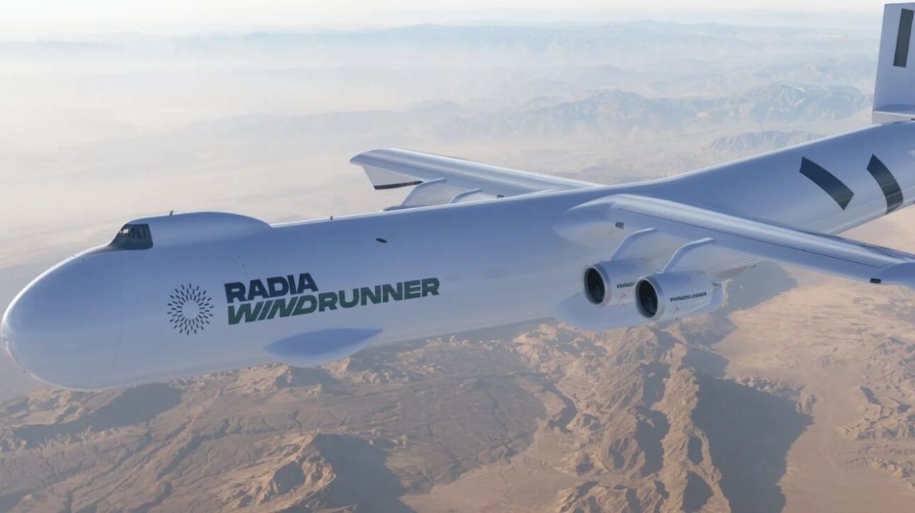 Avión WindRunner de Radia Corporation volando sobre región montañosa y desértica, destacando su diseño futurista y motores de alta capacidad