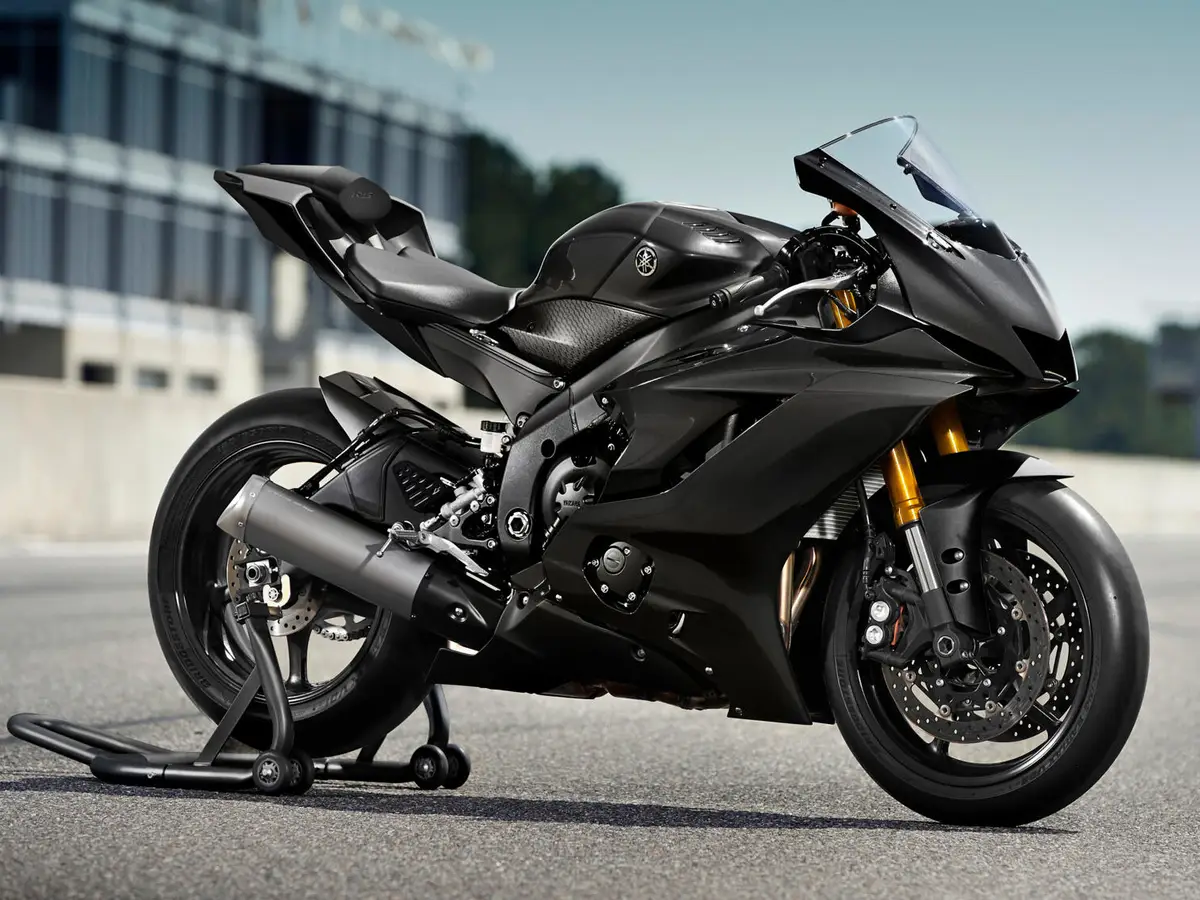 A moto da Yamaha que deixou o mercado cedo demais e hoje é garimpada por quem quer uma esportiva 600 com motor girador, câmbio liso e eletrônica afiada