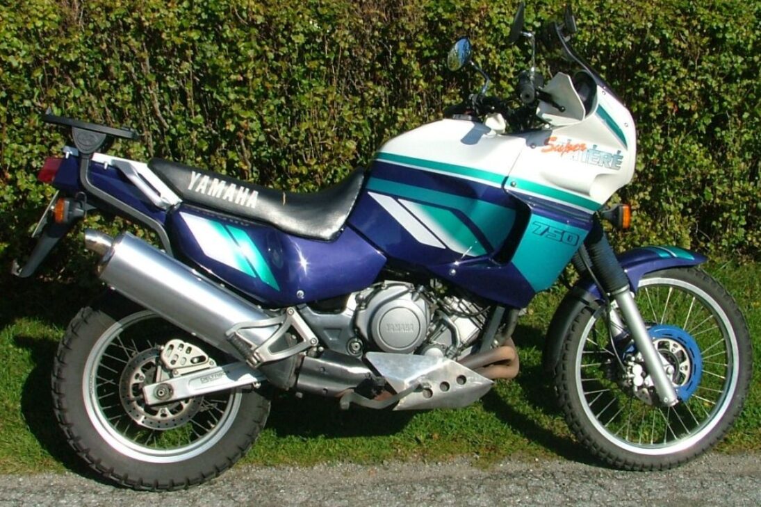 Yamaha XTZ 750 Super Ténéré 1993 con motor bicilíndrico en línea de 749cc, hace 100 km/h en impresionantes 4,9 segundos