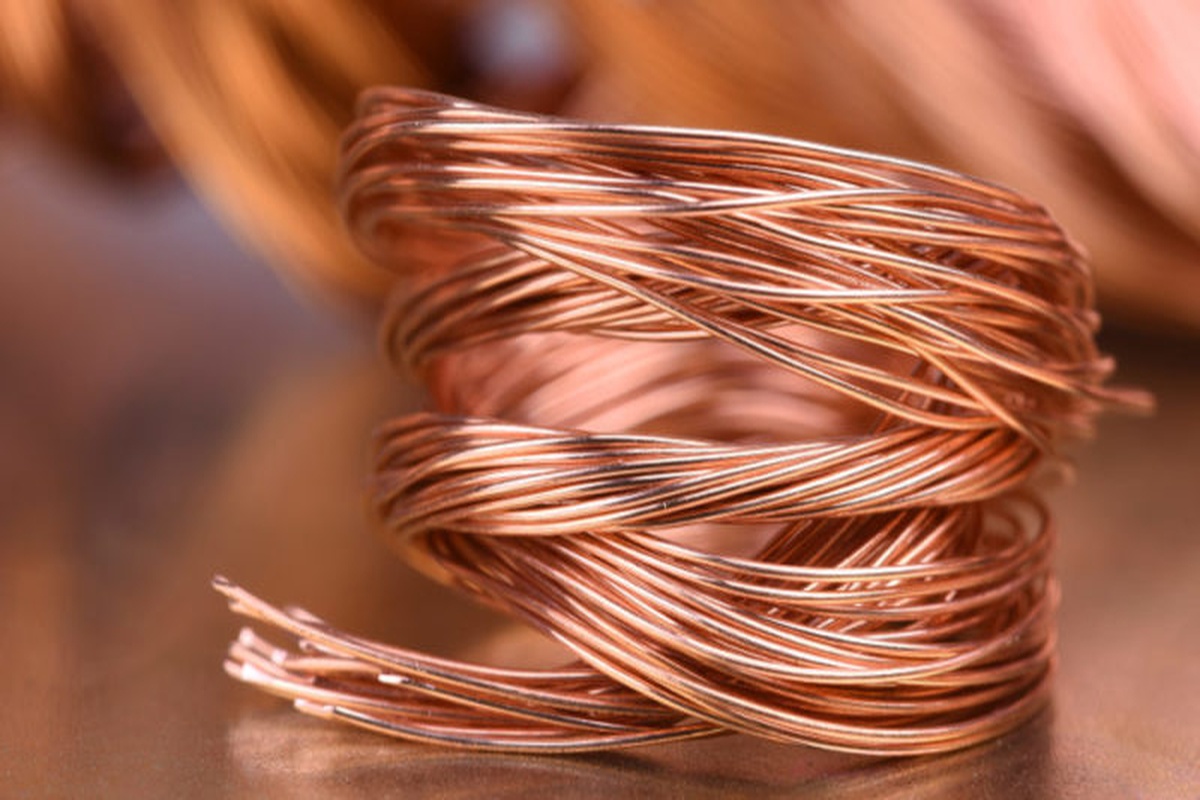 Fios de cobre enrolados com acabamento brilhante em close-up