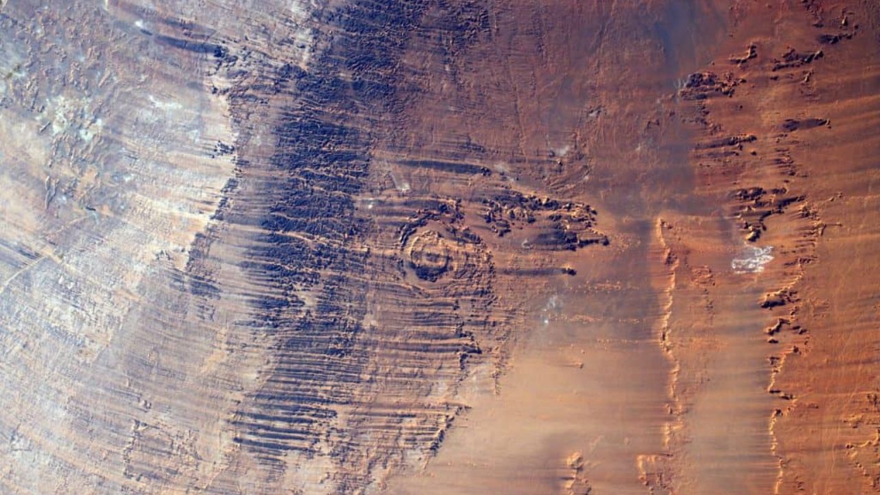 Cristas oscuras, también conocidas como yardangs. Foto: ESA / NASA
