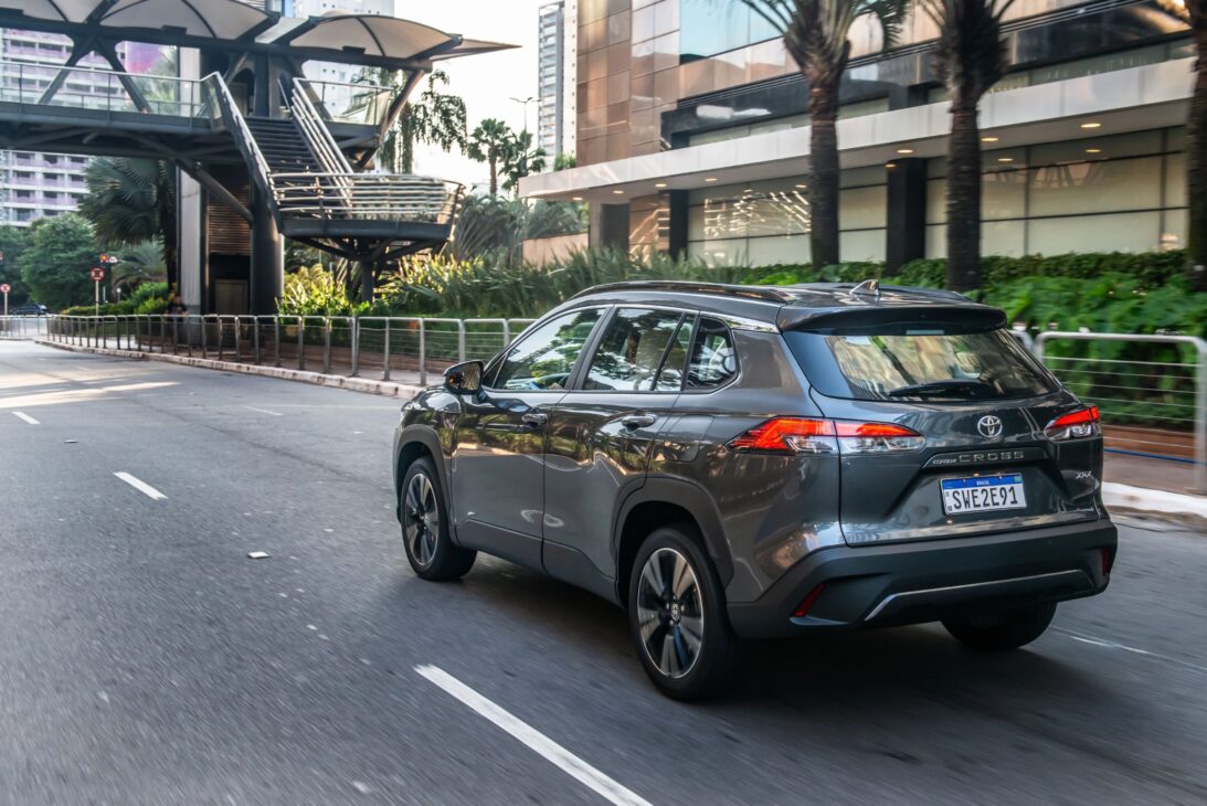 Corolla Cross XR 2025 vuelve con descuentos récord y tecnología de punta, buscando liderar mercado PcD contra Jeep Compass y VW Taos. (Imagen: divulgación)