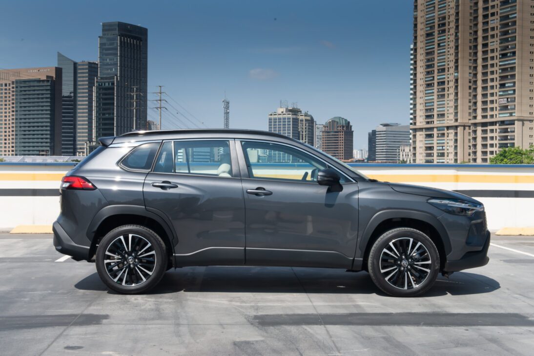 Corolla Cross XR 2025 vuelve con descuentos récord y tecnología de punta, buscando liderar mercado PcD contra Jeep Compass y VW Taos. (Imagen: divulgação)