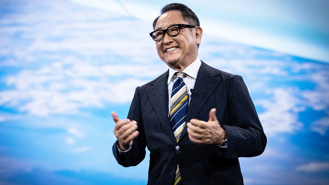 Akio Toyoda habla al público sobre el futuro de Toyota y los desafíos de la electrificación
