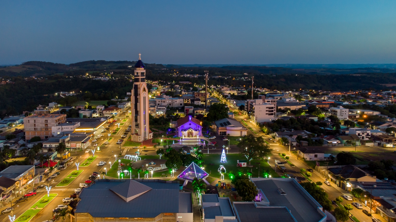 A cidade brasileira onde tudo brilha: acessível de carro e avião, a capital mundial da pedra ametista é ideal para quem deseja escapar da correria urbana