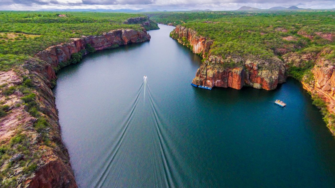 A bacia hidrográfica do rio São Francisco abrange 8% do território nacional, é essencial para o abastecimento, energia e biodiversidade do país, mas enfrenta sérios desafios socioambientais.