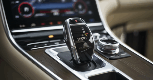 Ative o botão do câmbio automático que quase ninguém usa e evite danos caros ao estacionar em ladeiras