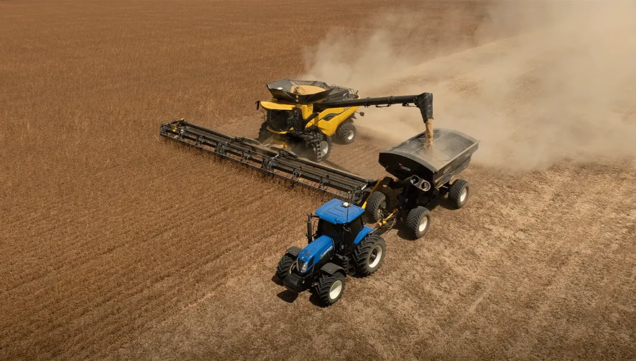 Diseñada para romper récords, la cosechadora New Holland CR11 combina 775 hp de potencia con el mayor tanque de grano de su categoría, de 20.000 litros, para ofrecer un nuevo nivel de productividad. Foto: New Holland