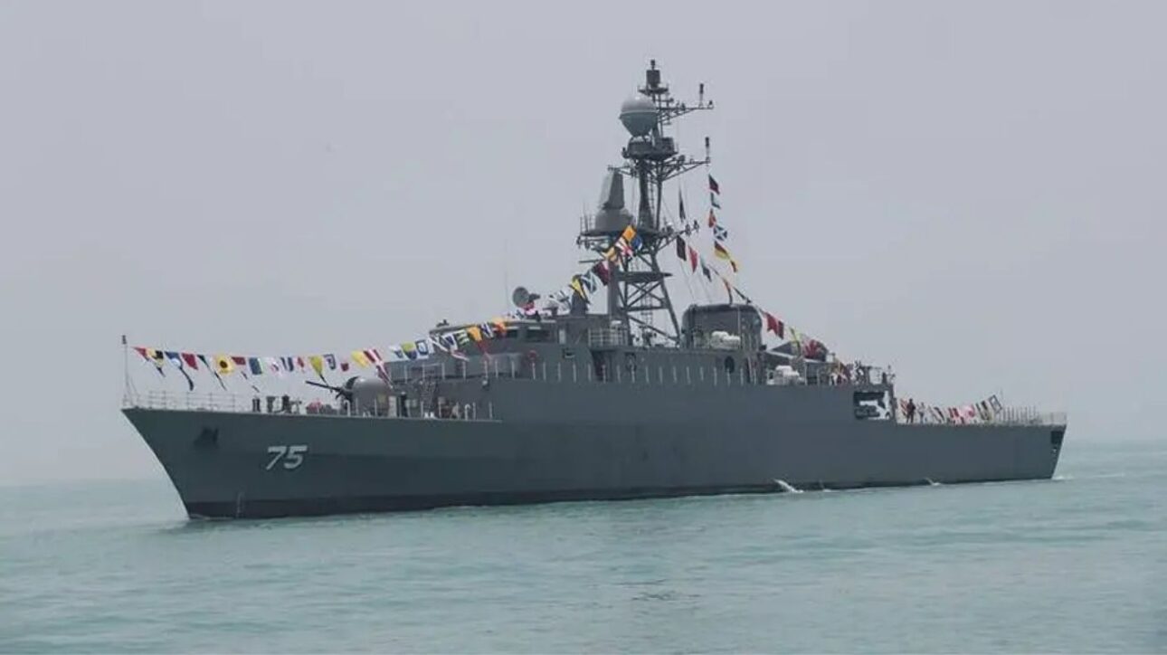 Imagen muestra la fragata iraniana IRIS Dena, número de casco 75, de la clase Moudge, navegando con banderas en misión naval