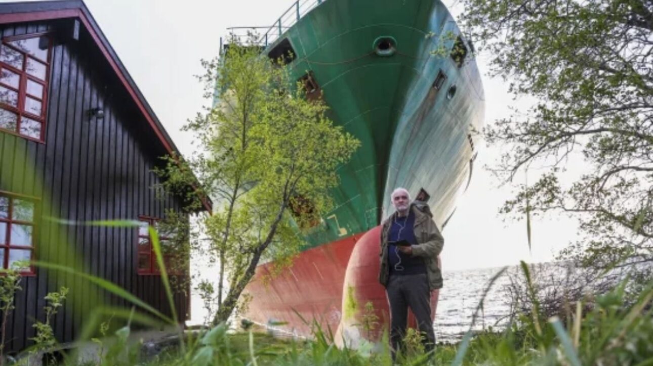Johan Helberg da entrevista a la BBC con un enorme buque de carga encallado en el jardín de su casa en Noruega, con comentario viral sobre el incidente.