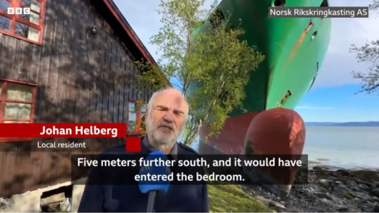 Imagen muestra a Johan Helberg, residente de Byneset, Noruega, siendo entrevistado por la BBC frente a un barco en el jardín de su casa. La embarcación de 135 metros encalló a pocos metros de la residencia durante la madrugada. Un comentario irónico sobre el incidente se viralizó en las redes sociales, destacando el humor de los internautas ante la situación inusual.