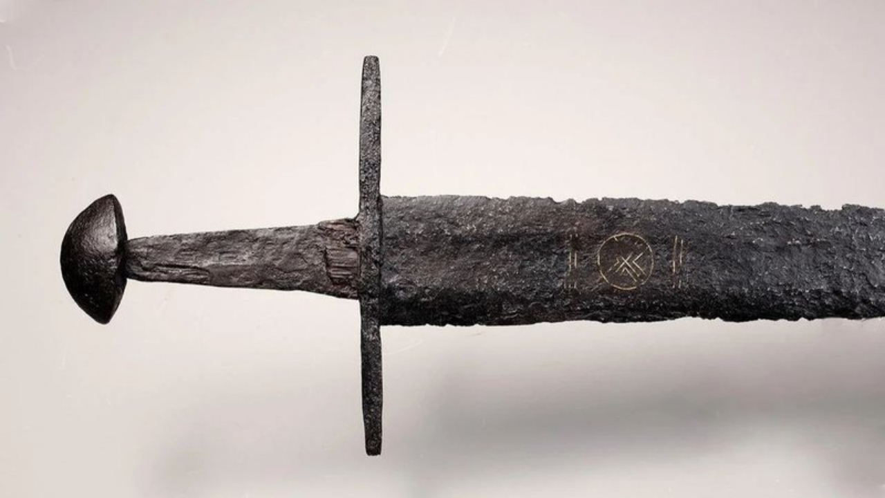 Trabalhadores da construção civil encontram espada medieval rara de ferro e cobre do século XI, extraordinariamente preservada
