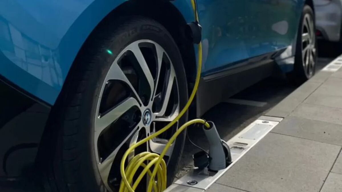 Carregadores, Carros elétricos, Calçadas