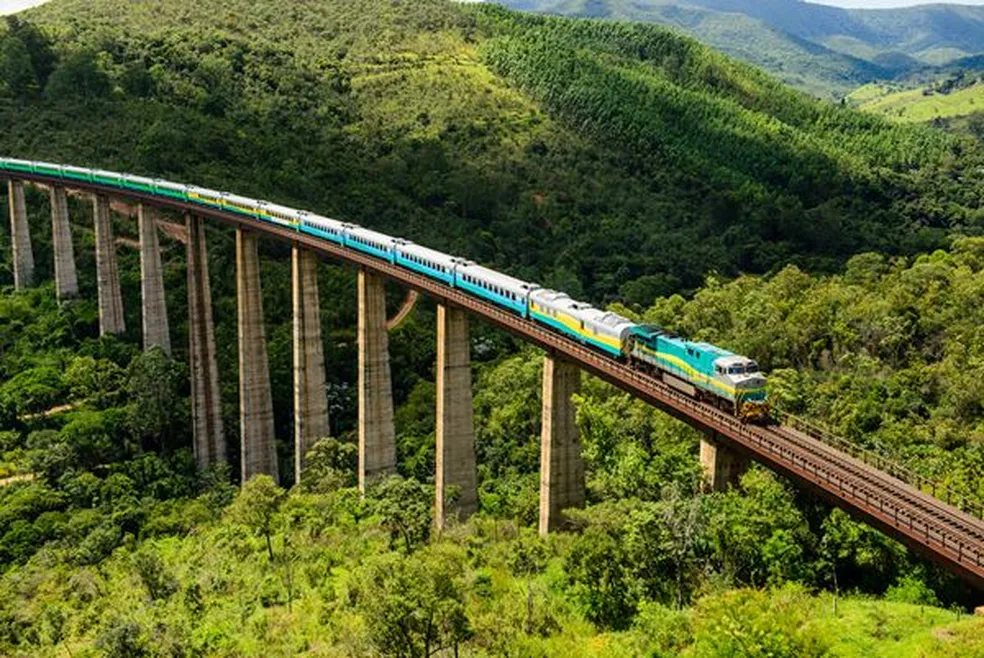 Viaje de 13h por la ferrovía Vitória-Minas revela bellezas naturales, conecta dos estados y enfrenta desafíos ambientales en el transporte de mineral.