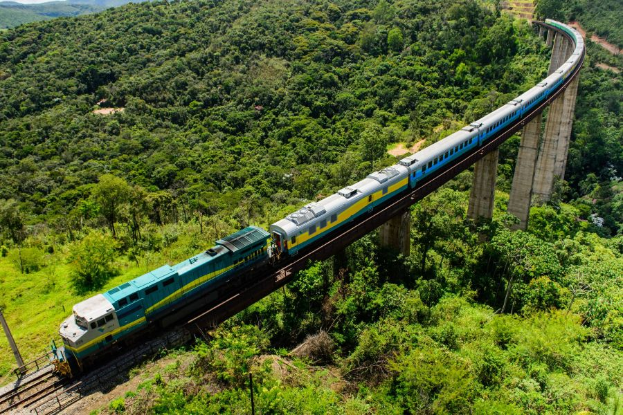 Viaje de 13h por la ferrovía Vitória-Minas revela bellezas naturales, conecta dos estados y enfrenta desafíos ambientales en el transporte de mineral.
