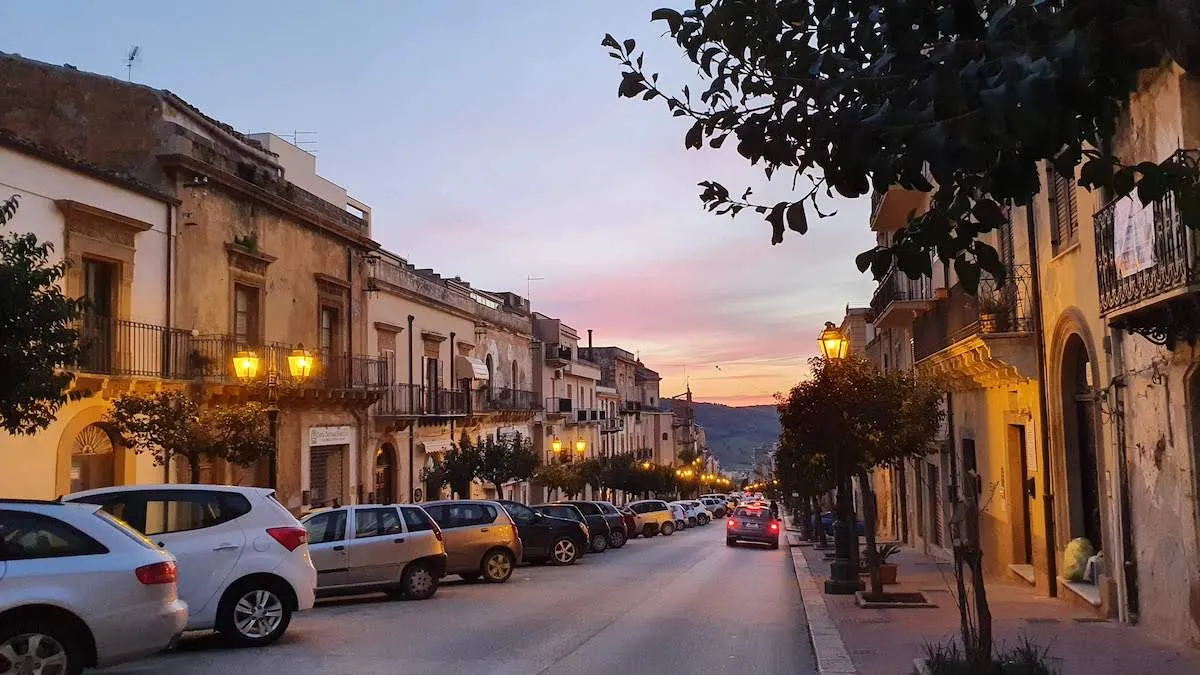 Ciudad deSambuca, en Italia. (Imagen: reproducción) - Ciudades alrededor del mundo pagan para que vivas en ellas y reformes casas. Entiende los secretos de esta estrategia que transforma comunidades y economías.