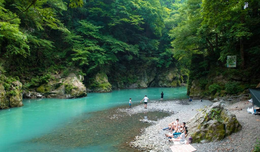 Ciudad de Okutama, en Japón. (Imagen: reproducción) - Ciudades alrededor del mundo pagan para que vivas en ellas y reformes casas. Entiende los secretos de esta estrategia que transforma comunidades y economías.