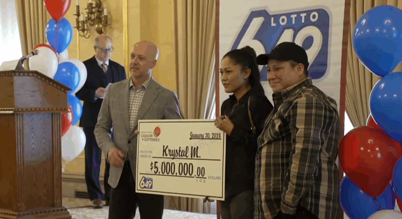 Ganador de la lotería perdió R$ 21 millones tras confiar en la novia. Ella desapareció con el dinero y aún pidió una orden de restricción contra él.