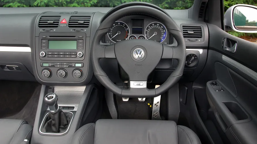 CEO de Bugatti sorprende al conducir un raro Golf R32. Una mezcla única de tradición, potencia y pasión que va más allá de los hipercarros. (Imagen/ divulgación)