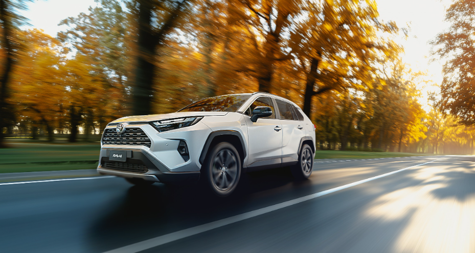  Toyota RAV4 PHEVv - Toyota apuesta alto en los híbridos enchufables y desafía gigantes al rechazar eléctricos puros, cambiando los rumbos de la movilidad global.