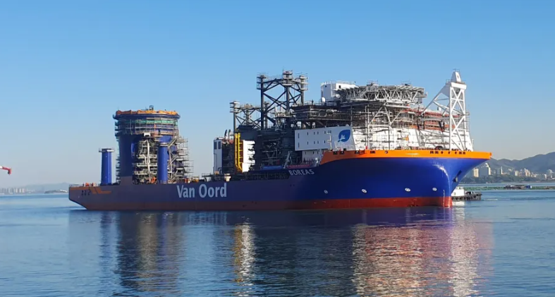 Barco instalador Boreas. Foto Van Oord.