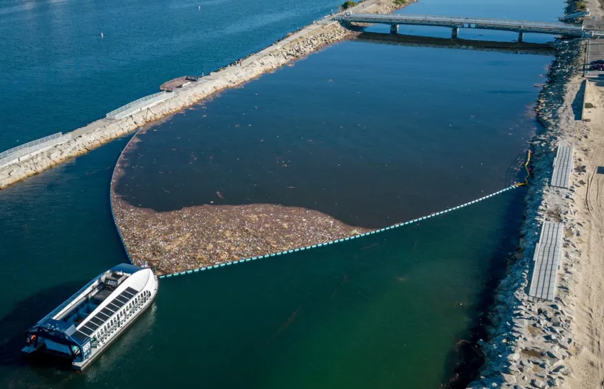 Barco impulsado por energía solar elimina 50 toneladas de plástico por día de ríos y mares y ayuda a salvar los océanos del colapso ambiental.