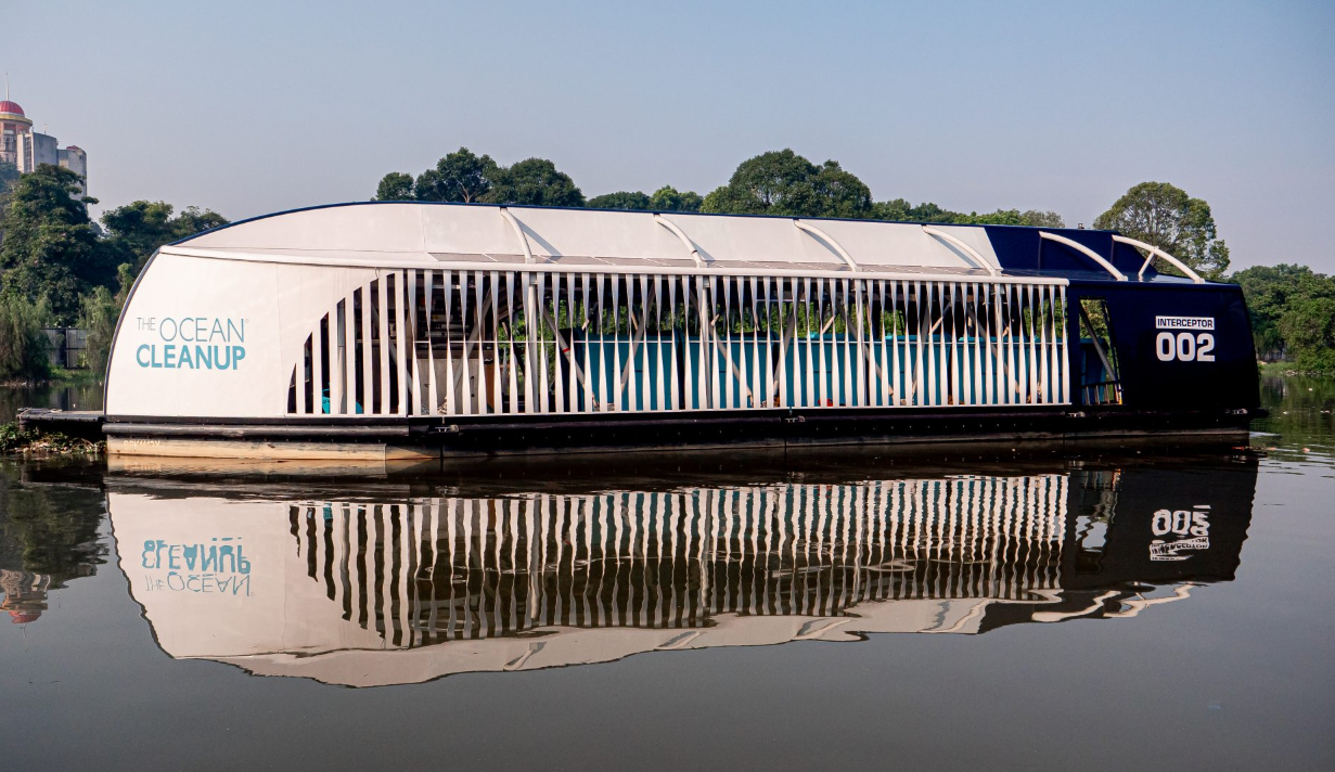 Interceptor, barco impulsado por energía solar elimina 50 toneladas de plástico por día de ríos y mares y ayuda a salvar los océanos del colapso ambiental.