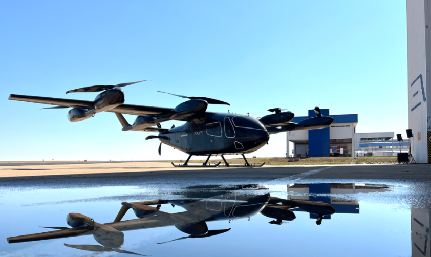 Cruzando cielos con tecnología y diseño innovadores, Embraer proyecta y construye aeronaves que conectan el mundo, desde jets regionales líderes de mercado hasta el futuro de la movilidad aérea urbana, elevando el nombre de Brasil en la aviación global.