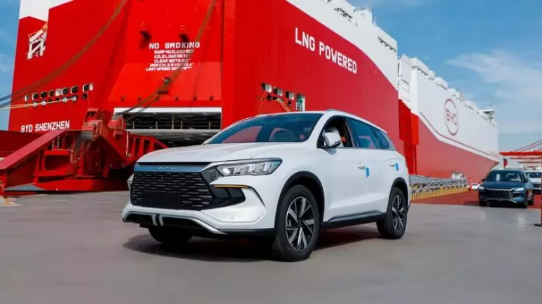 El mayor barco del mundo desembarca 7.292 coches híbridos de BYD en Brasil, prometiendo revolucionar el mercado automotriz y la movilidad sostenible.