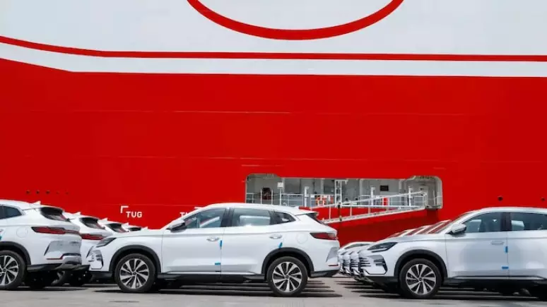 El mayor barco del mundo desembarca 7.292 coches híbridos de BYD en Brasil, prometiendo revolucionar el mercado automotriz y la movilidad sostenible.