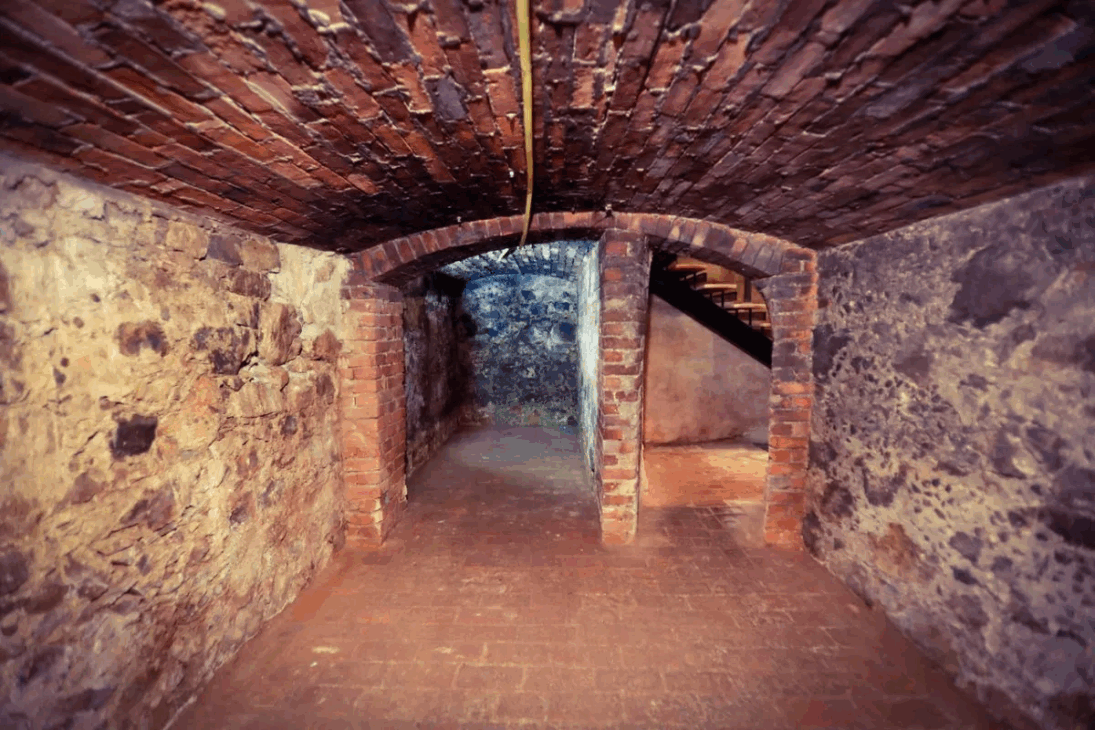 Túnel bajo la Sede Concordia del Club Curitibano - Curitiba esconde túneis e bunkers centenários repletos de segredos e histórias reais que desafiam o tempo e a imaginação dos curiosos.
