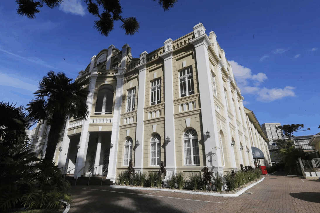 Sede Concordia del Club Curitibano - Curitiba esconde túneis e bunkers centenários repletos de segredos e histórias reais que desafiam o tempo e a imaginação dos curiosos.