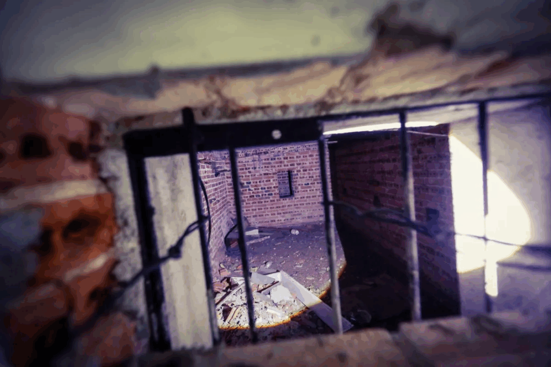 Pasaje secreto en la Delegación de Explosivos - Curitiba esconde túneis e bunkers centenários repletos de segredos e histórias reais que desafiam o tempo e a imaginação dos curiosos.