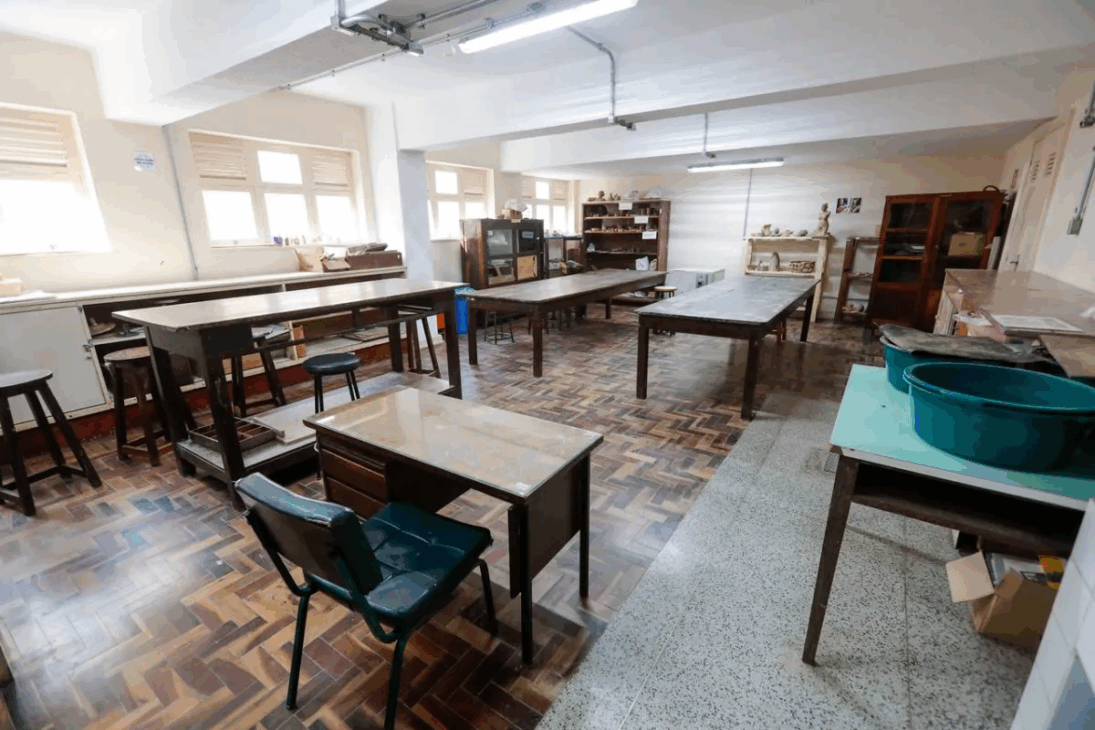 Colegio Estatal de Paraná (CEP) - Curitiba esconde túneis e bunkers centenários repletos de segredos e histórias reais que desafiam o tempo e a imaginação dos curiosos.