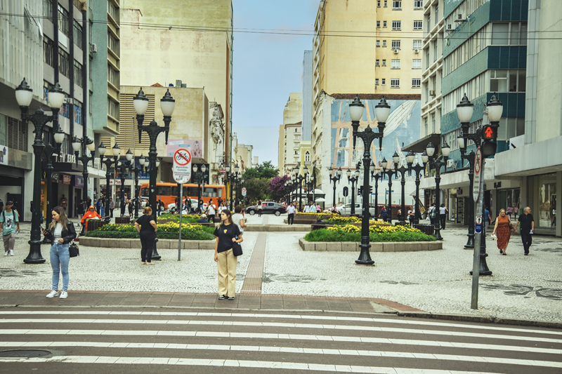 Curitiba lidera como capital de la clase media en Brasil, con crecimiento de los ingresos y reducción de la pobreza, destacándose en el escenario nacional. En la imagen, Calçadão da XV. Foto: Isabella Mayer/SECOM