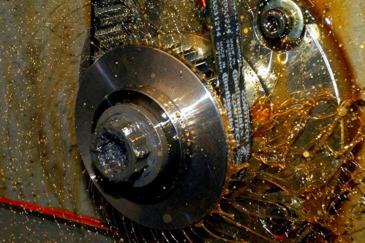 Correa bañada en aceite de Chevrolet, promesa de 240 mil km, se convirtió en un dolor de cabeza con fallas prematuras y altos costos para los dueños del Onix y Tracker.