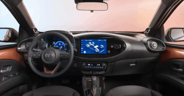 Toyota Aygo X chega com até 31,5 km/l, motor híbrido potente e visual inspirado no Corolla Cross. Mini SUV pode agitar o mercado global!