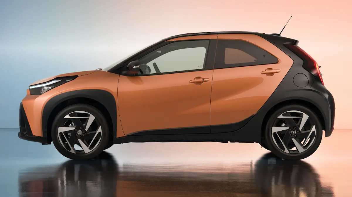 Toyota Aygo X llega con hasta 31,5 km/l, motor híbrido potente y visual inspirado en el Corolla Cross. Mini SUV puede agitar el mercado global! (Imagen: divulgação)