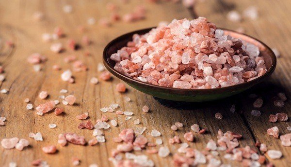 ¿La sal rosa del Himalaya es realmente mejor que la sal común? Conoce los beneficios, mitos y curiosidades de este condimento natural y famoso.