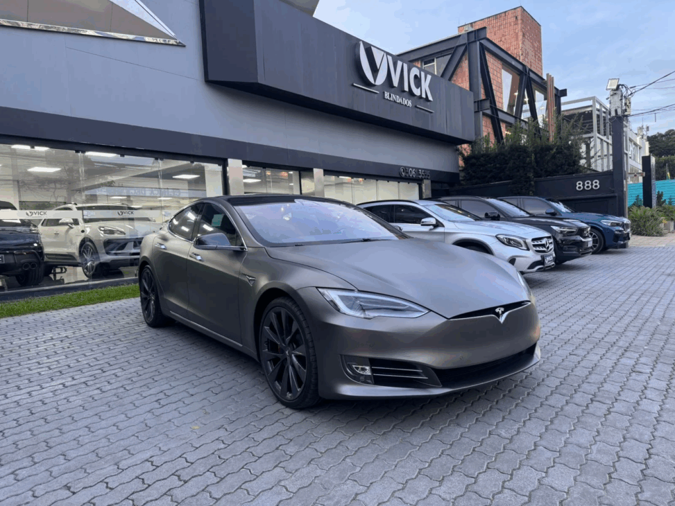 Dueño de Tesla usado sufre con control remoto del antiguo propietario y revela fallas de seguridad digital en coches conectados y sus consecuencias.