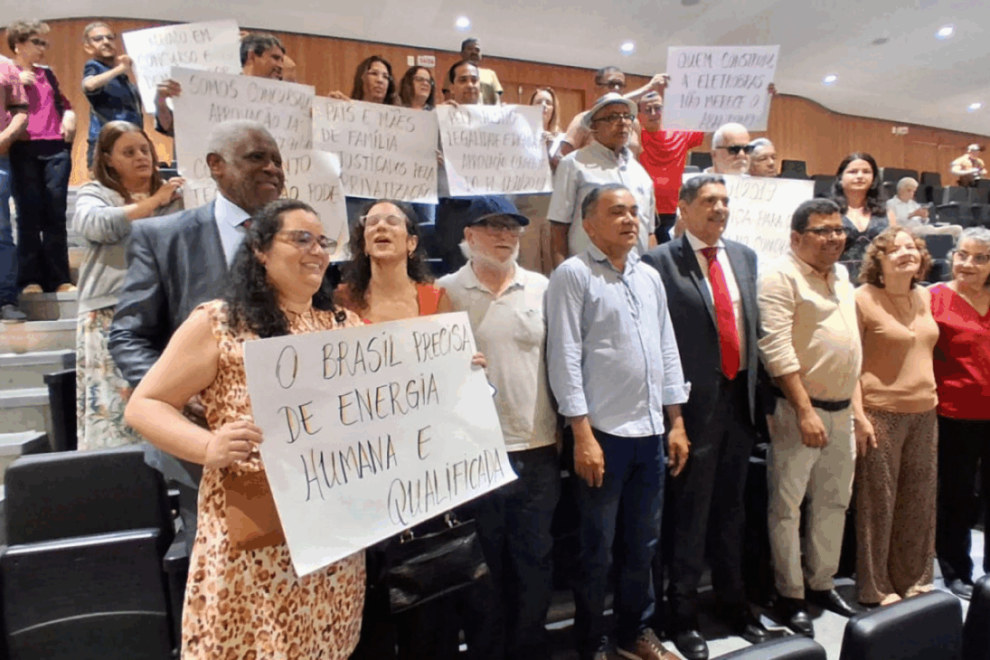Concursados de Eletrobras desligados en despido en masa protestaron en Alepe este miércoles (11). (Imagen/ Divulgación)