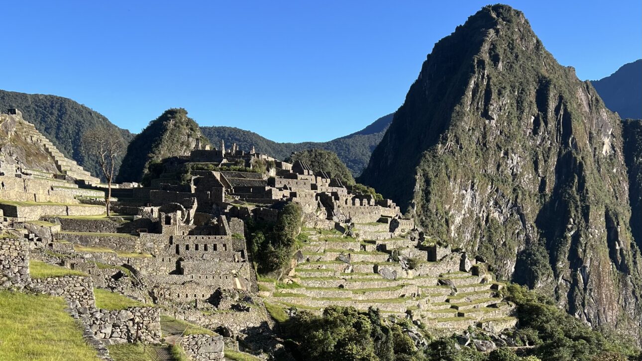 Vista panorámica de Machu Picchu con ruínas incas, blocos de pedra encaixados e terraços agrícolas