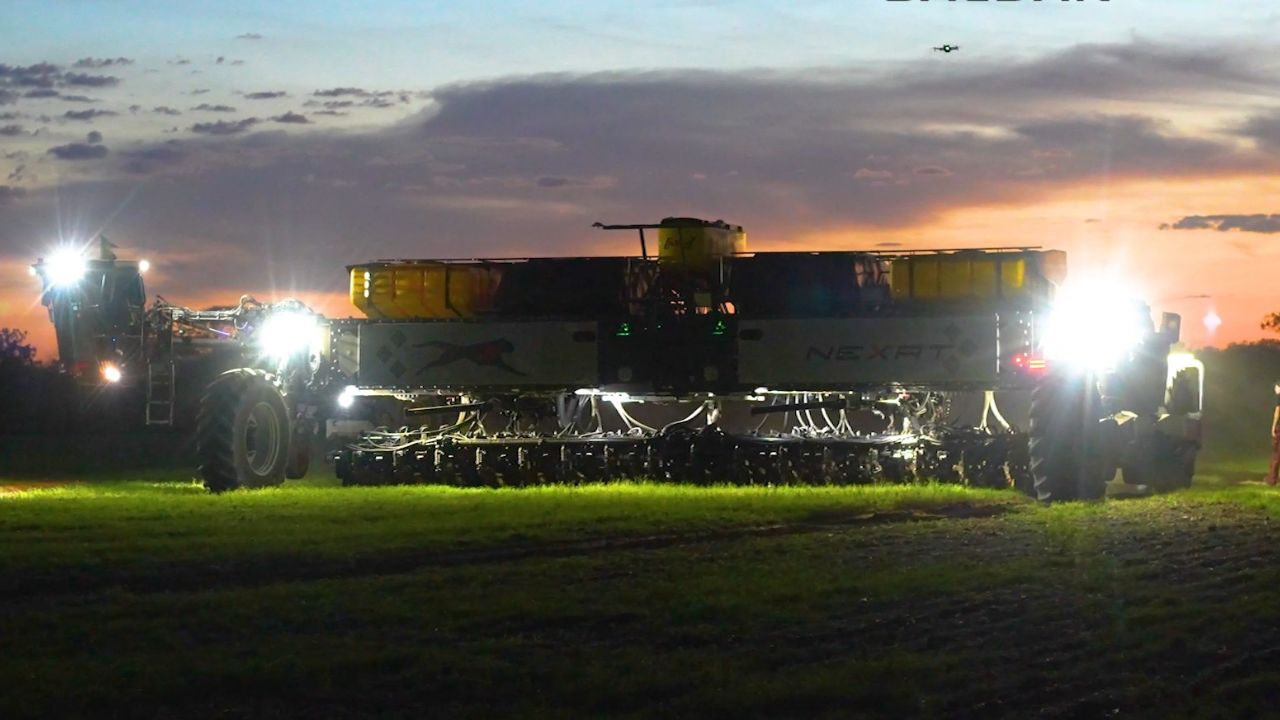 Máquina monstruo actuando de noche