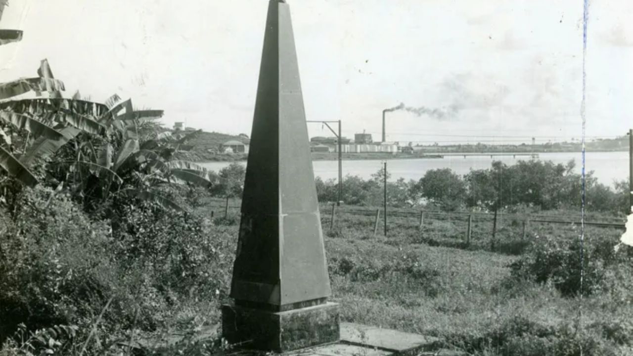 Marco em Lobato sinaliza o ponto preciso da primeira descoberta de petróleo no Brasil