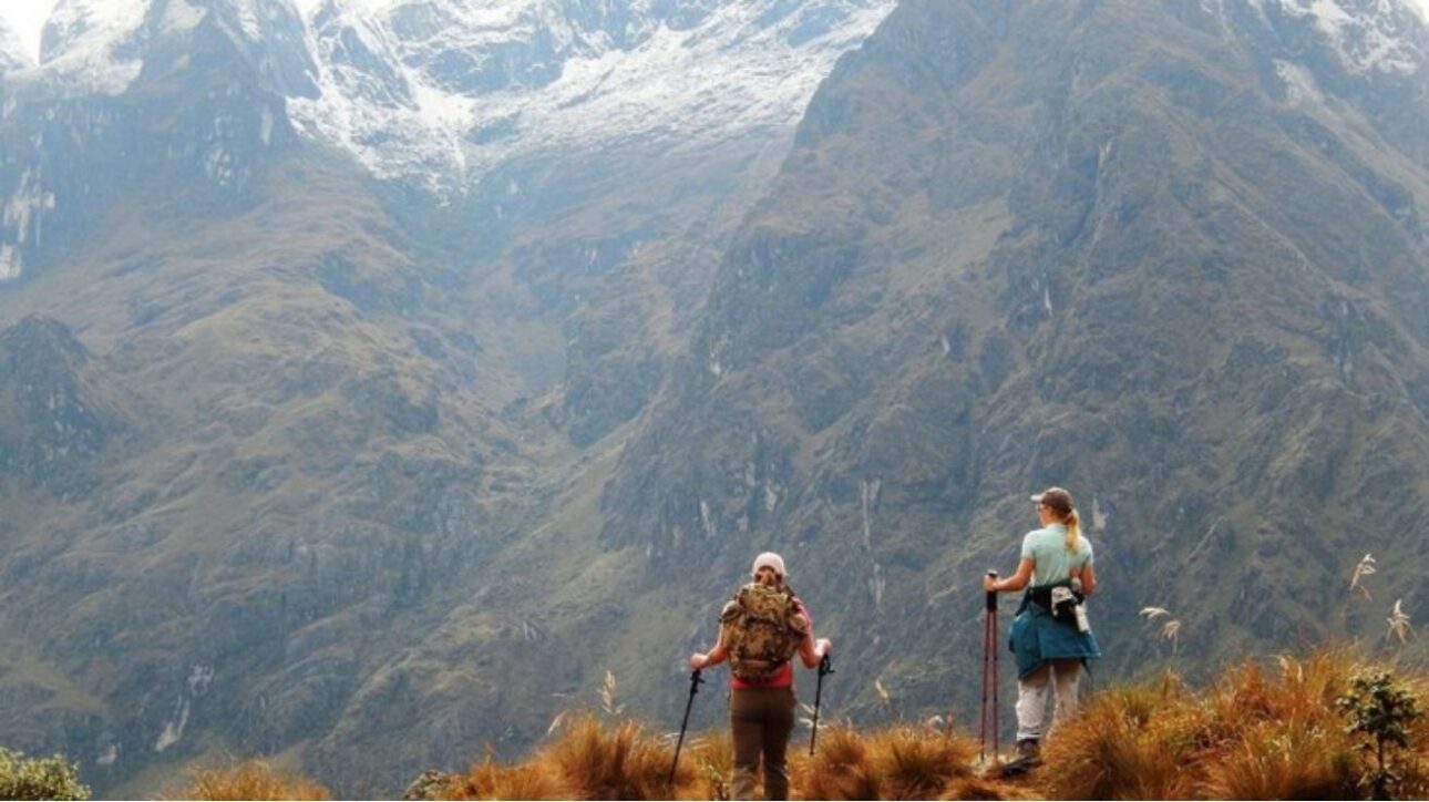 personas admiran el paisaje exuberante en la senda inca