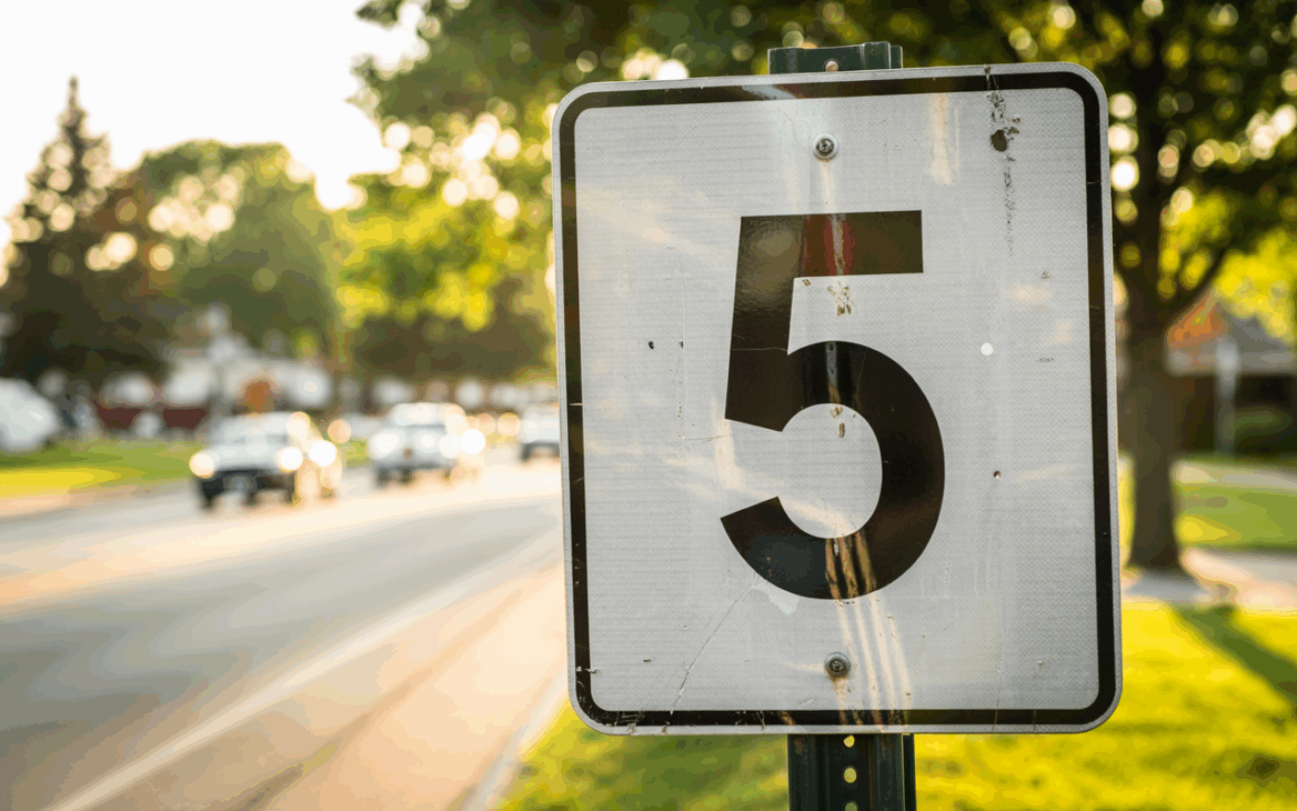 La nueva placa de tránsito blanca con un 5 en el centro: descubre lo que realmente significa