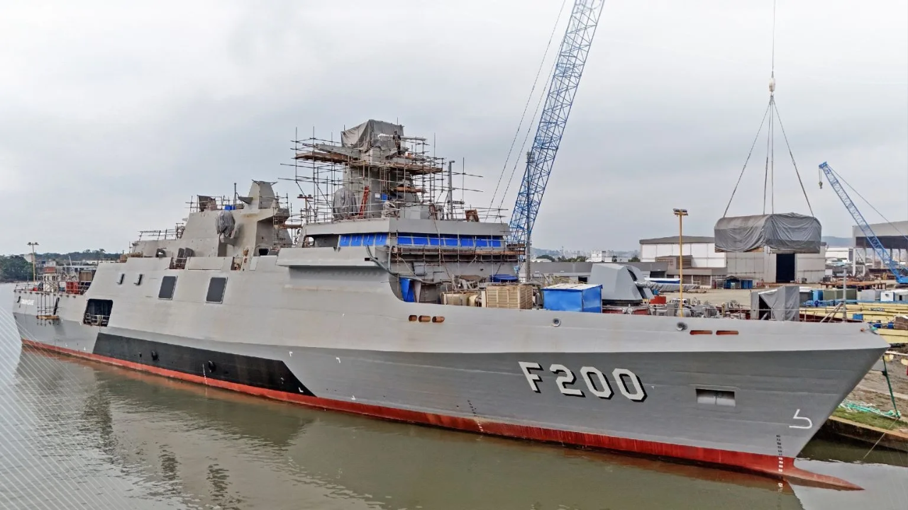 Programa Fragatas Classe Tamandaré ganha avanços com CMS e IPMS operacionais na F200, marcando marco tecnológico na Marinha do Brasil.