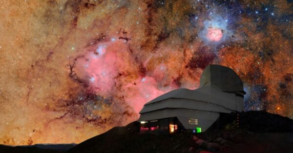 Supertelescópio Vera C Rubin iluminado à noite com fundo de galáxias e nebulosas coloridas no céu do Chile